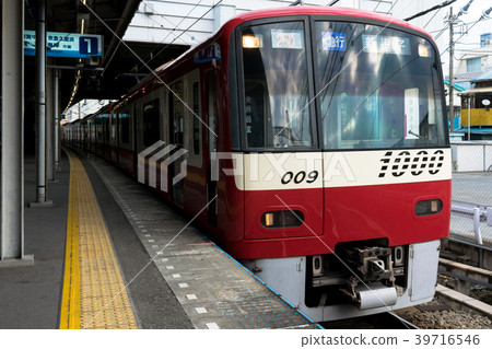 Kami-Ooka Station and Keikyu Series 1000 bound for express Shinko 39716546