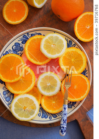 Fresh citrus fruits on vintage plate 39716768
