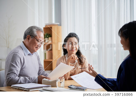 Consulting with estate agent 39716866