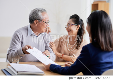 Senior couple having consultation 39716868