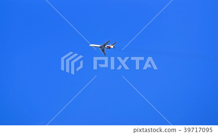 The plane flies through the blue sky 39717095