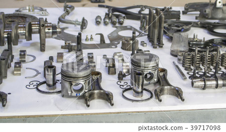 To dismantle for repair old diesel engine 39717098