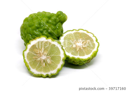 Fresh Green Bergamot or Leech Lime fruit slice 39717160