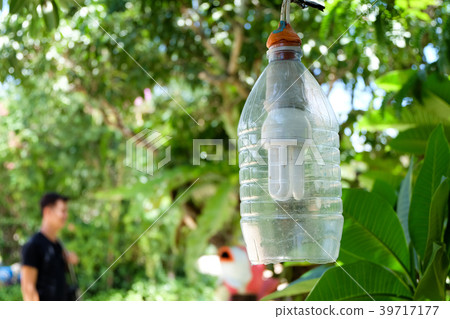 Garden lamps are made of recycled plastic bottles 39717177