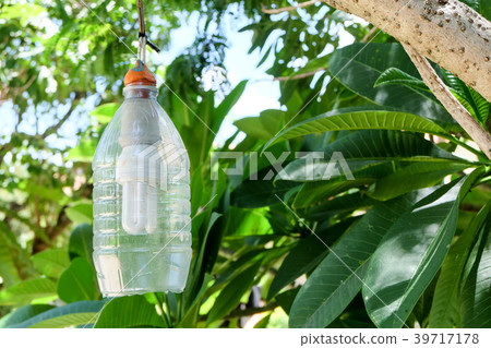 Garden lamps are made of recycled plastic bottles 39717178