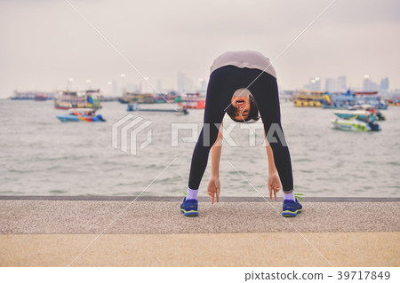 Sports concept. Beautiful girl is exercising on the beach with w Sports concept. Beautiful girl is exercising on the beach with w 39717849