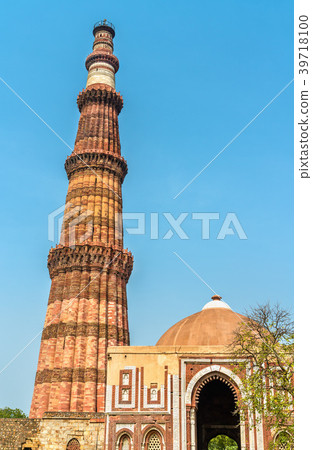 Alai Darwaza and Qutub Minar at the Qutb Complex 39718100