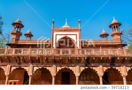 Fatehpuri Masjid, a mosque near Taj Mahal in Agra 39718213