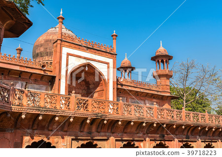 Fatehpuri Masjid, a mosque near Taj Mahal in Agra 39718223