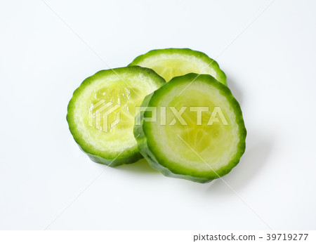 slices of green cucumber 39719277