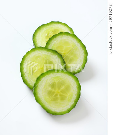 slices of green cucumber 39719278