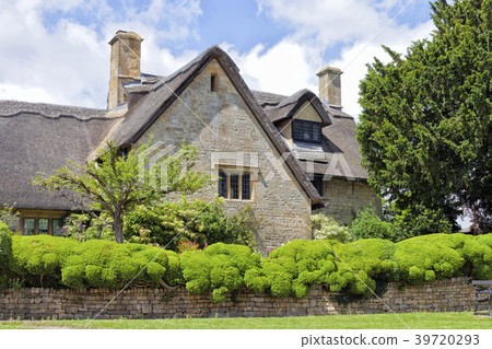 thatched roof cottage in rural english countryside thatched roof cottage in rural english countryside 39720293