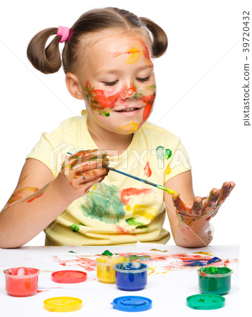 Portrait of a cute girl playing with paints 39720432