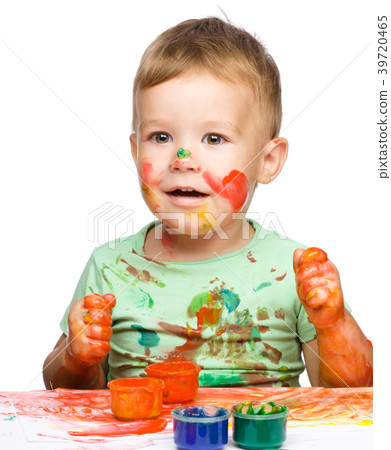 Little boy is playing with paints Little boy is playing with paints 39720465