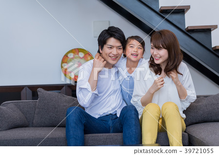 Young family, sofa, house, smiling face 39721055