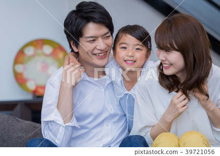 Young family, sofa, house, smiling face 39721056