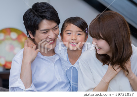 年輕的家庭，沙發，房子，笑臉 39721057