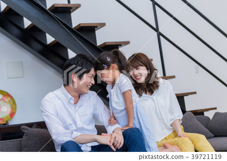 年輕的家庭,沙發,房子,笑臉 年輕的家庭,沙發,房子,笑臉 39721119