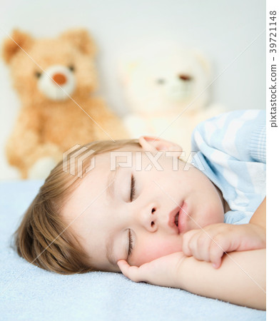 Little boy is sleeping 39721148