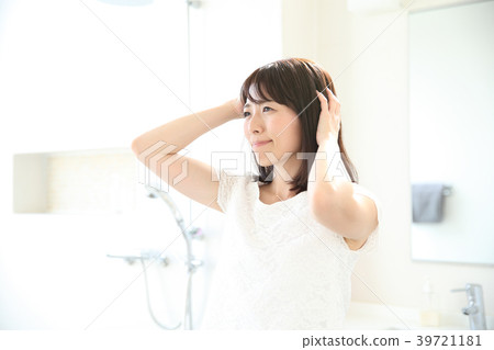 A woman holding a head 39721181