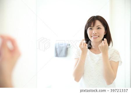 Young woman floss Young woman floss 39721337