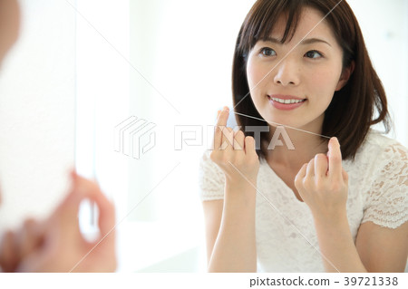 年輕女子用牙線 39721338
