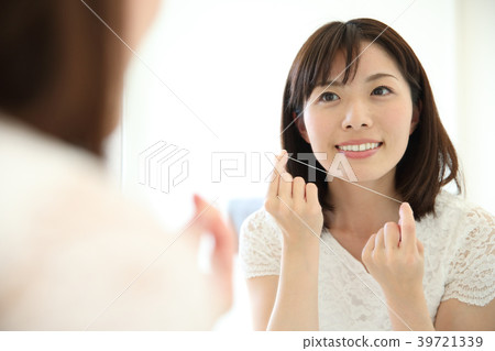 Young woman floss Young woman floss 39721339