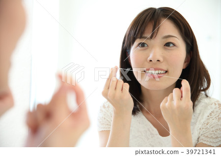 Young woman floss 39721341