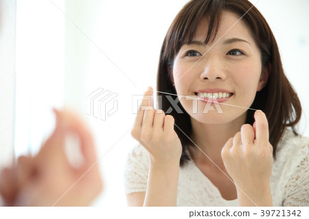 Young woman floss 39721342