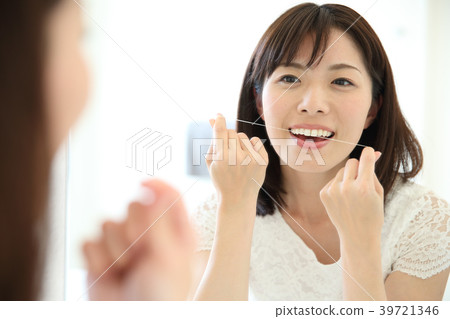 Young woman floss Young woman floss 39721346
