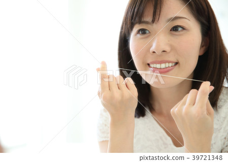 Young woman floss 39721348