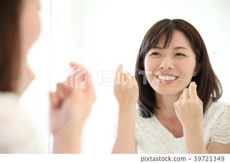 年輕女子用牙線 39721349