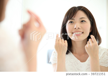Young woman floss Young woman floss 39721351