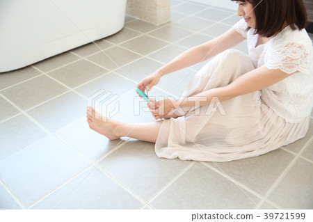 指甲夾的女人 指甲夾的女人 39721599