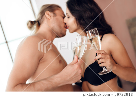 Young passionate couple 39722918