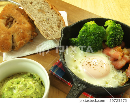 Cafe style breakfast Fried egg with skillet Healthy breakfast 39725373
