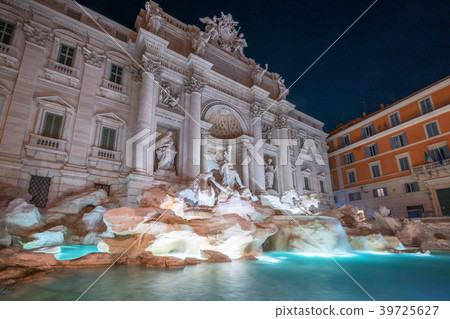 Trevi Fountain in Rome , Italy Trevi Fountain in Rome , Italy 39725627