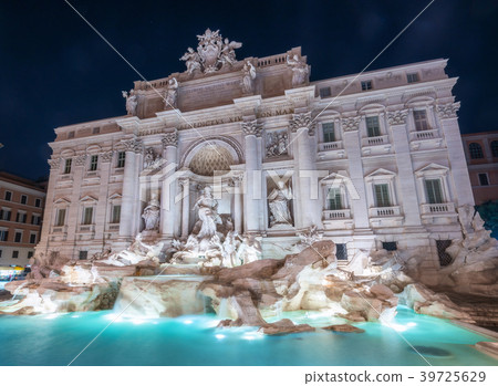 Trevi Fountain in Rome , Italy Trevi Fountain in Rome , Italy 39725629