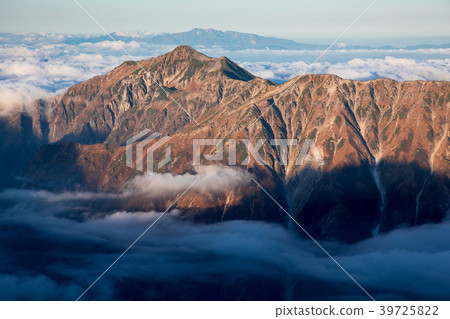 Kasumigatake floating in the sea of clouds Kasumigatake floating in the sea of clouds 39725822