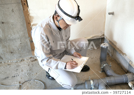 工人檢查公寓，骨架翻新，給排水工作，排水管道 39727114