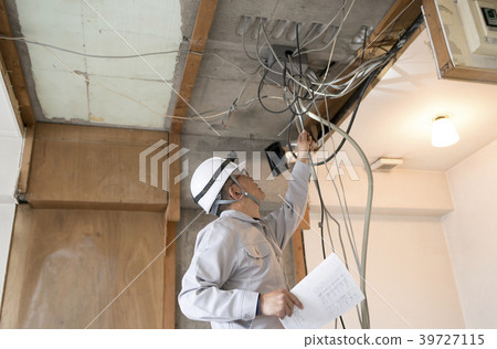 一名工人在持有公寓，骨架翻新，電氣工作和圖紙時進行檢查 39727115