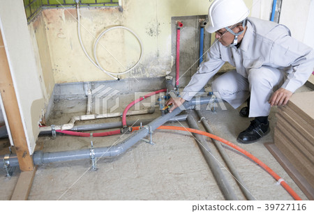 工人檢查公寓，骨架翻新，供水和排水工作，傾向 39727116