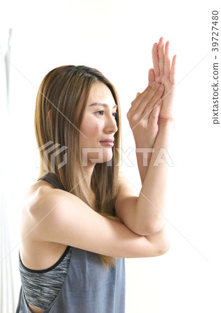 Yoga (Eagle Pose-Garuda Sana) Yoga (Eagle Pose-Garuda Sana) 39727480