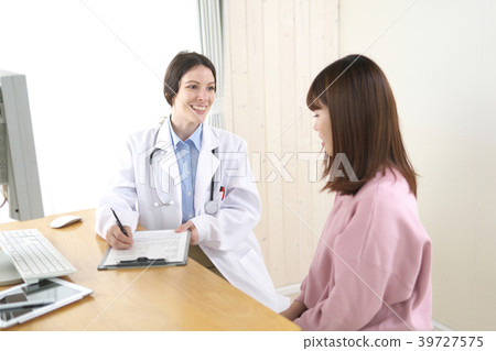  醫生（西方）和年輕女子 39727575