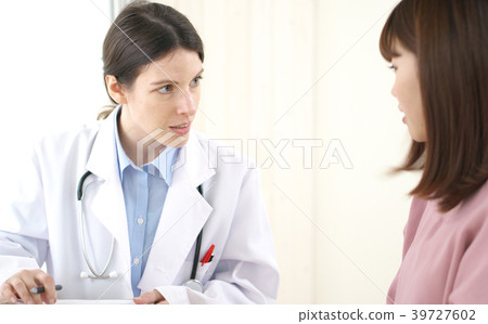  Doctor (Western) and Young Woman 39727602
