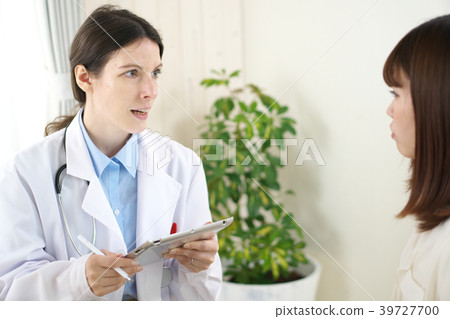 西方醫生和年輕女子(電子病歷)醫療網絡 西方醫生和年輕女子(電子病歷)醫療網絡 39727700