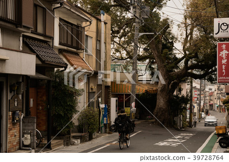 A large tree-lined residential area Atmosphere that feels like an old shopping street 39728764