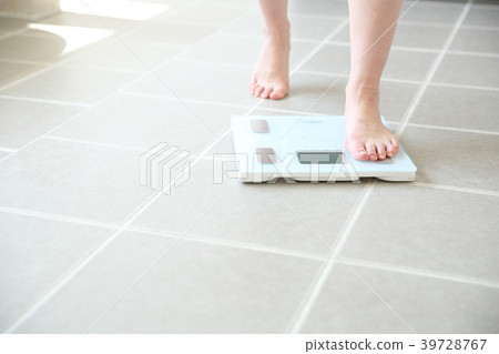 女性的腳在體重秤上 39728767