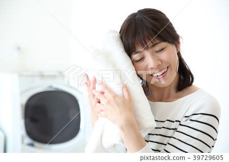 一個女人用浴巾 39729605