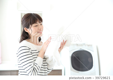 一個女人用浴巾 39729621